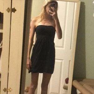 I’m selling a cute black short dress from Guess and it’s XS size and strapless